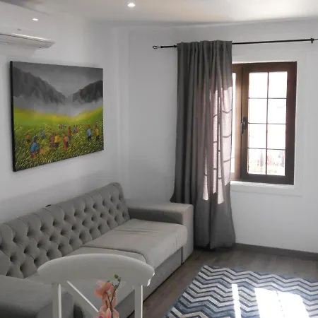 Maya Beach Suites Apartmán *